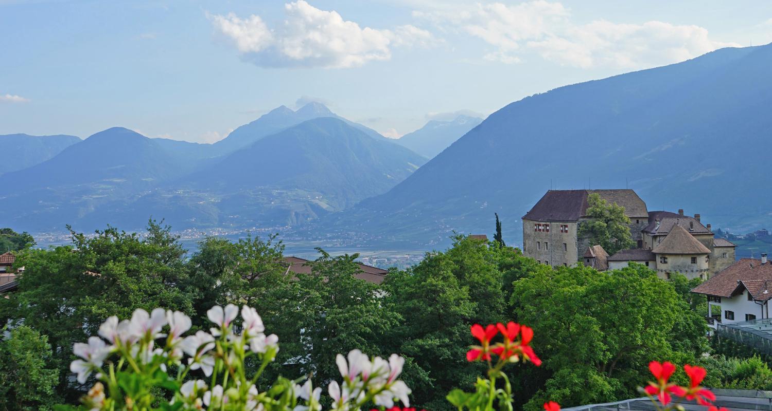 Panoramablick vom Ferienhaus aus auf das Schloss Schenna - Südtirol
